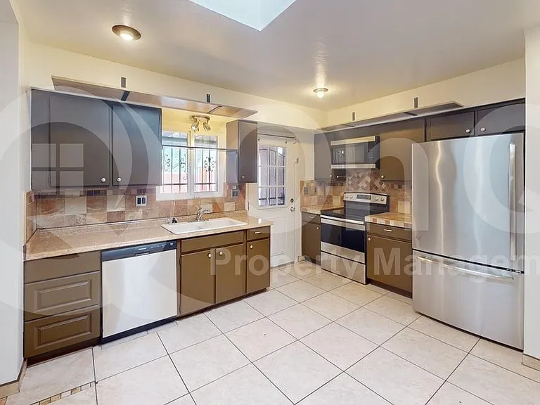 1132 W Knox Pl — Photo 5
