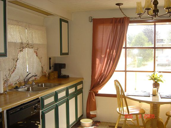 Kitchen w/bay window