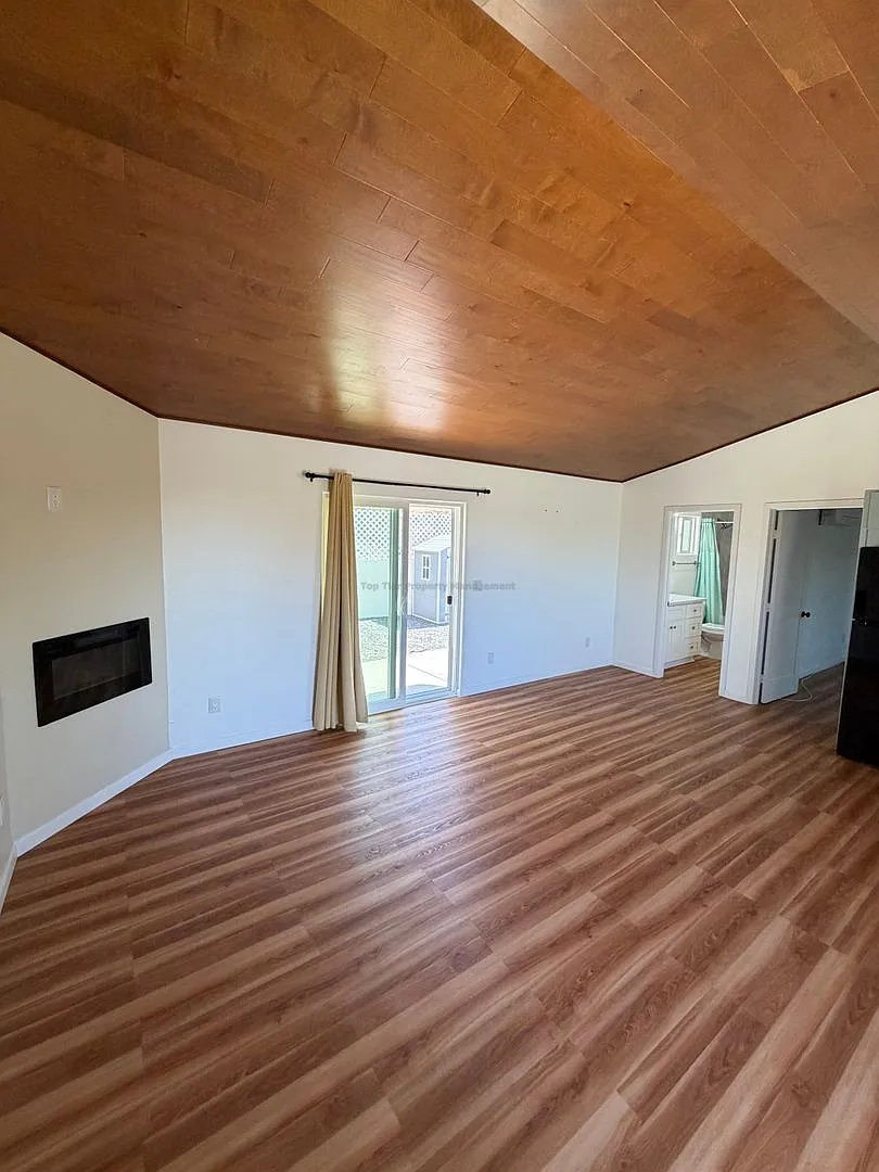 Beautiful 2 bed / 2 bath / 1276 sqft Home in Vista - Available NOW — Photo 3