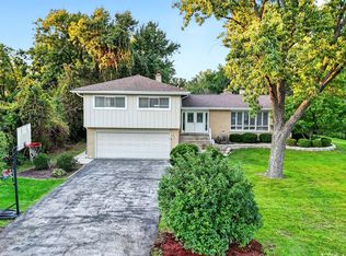 800 Ridgemoor Dr W, Willowbrook, IL 60527