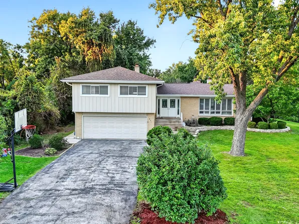 800 Ridgemoor Dr W, Willowbrook, IL 60527