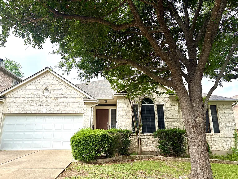 207 Kettleman Ln N — Photo 2