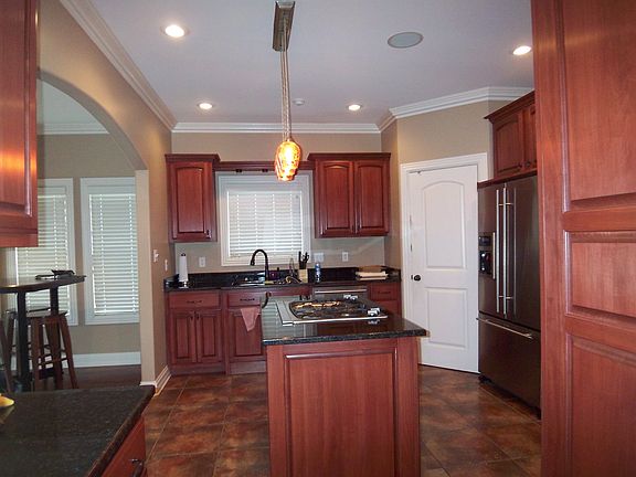 2nd image of 1525 Lakeview Cv
