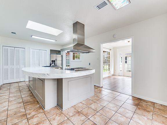 3rd image of 3337 Mockingbird Ln