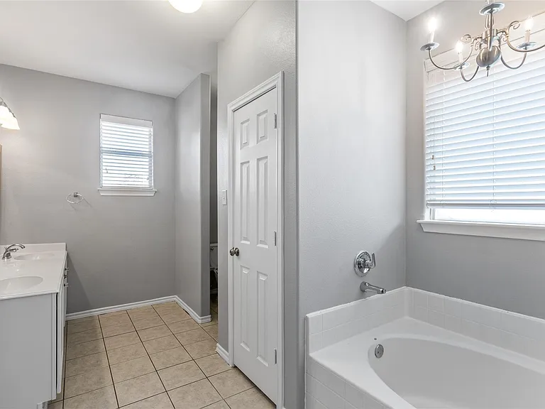 504 Connemara Ct — Photo 28