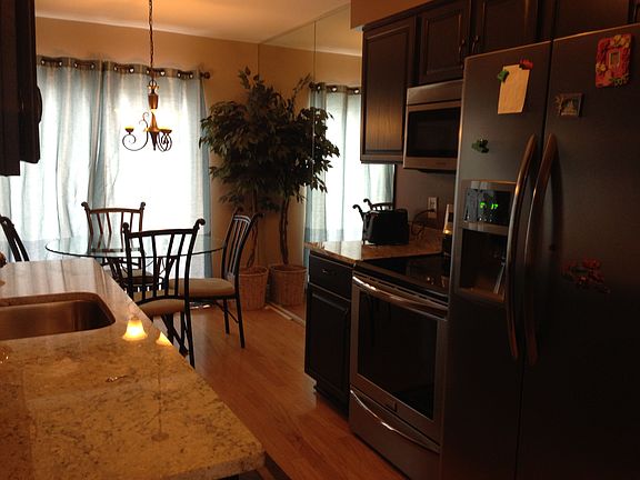 Kitchen: Granite Countertops