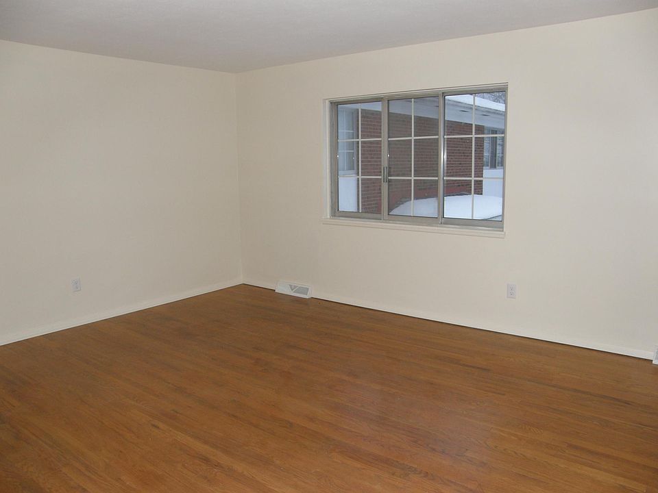 Hardwood floor in BR's