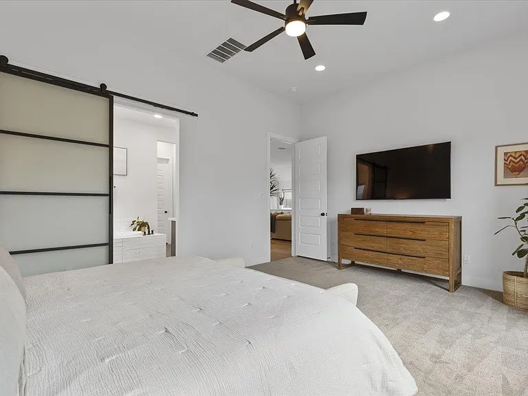 557 Jefferson Dr — Photo 15