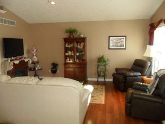 4th image of 241 Fairlawn Ave