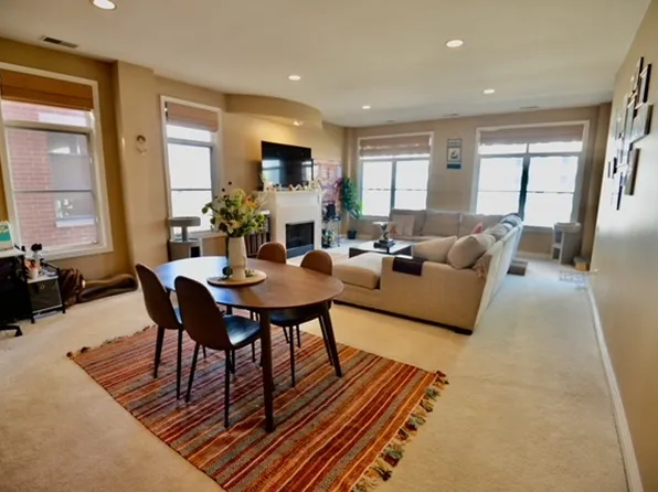 330 N Clinton St APT 401, Chicago, IL 60661
