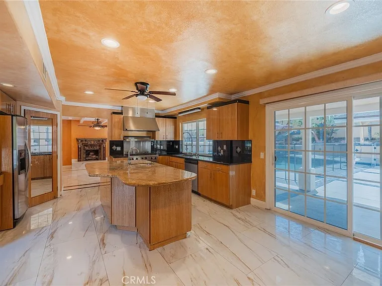 5562 Highland Ave — Photo 3