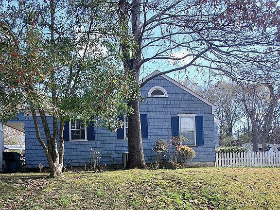 3rd image of 2 Glenwood Cir