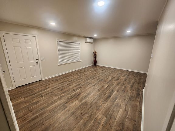 Front room (front door/entry)