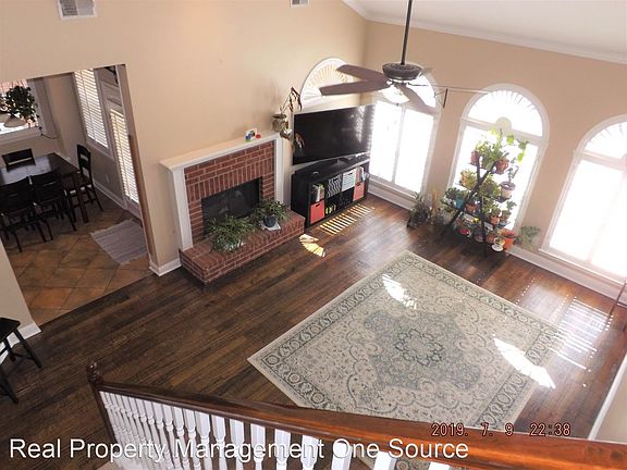 3rd image of 609 Herefordshire Ln