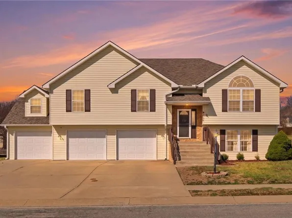 1214 Wildwood St, Leavenworth, KS 66048