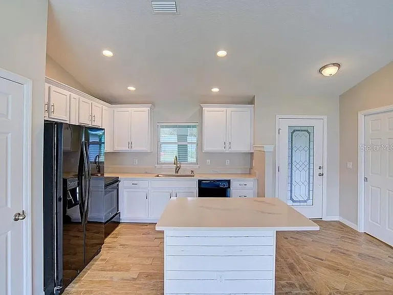 1037 Cass Ave — Photo 3