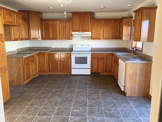 Cute eat-in kitchen!