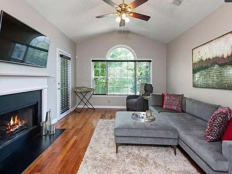 910 Spring Heights Ln SE — Photo 4