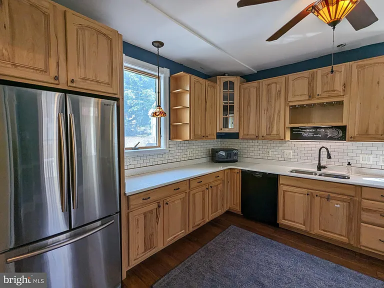 306 N Locust St — Photo 9