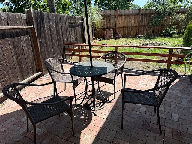 Roberta Ave — Photo 16