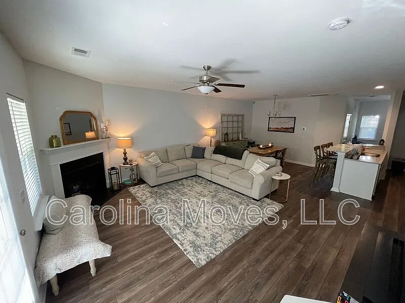 3 bed, 2.5 bath, 1578 sqft, $1,995 — Photo 3