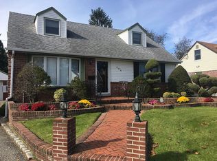 586 Bernice Rd, Franklin Square, NY 11010