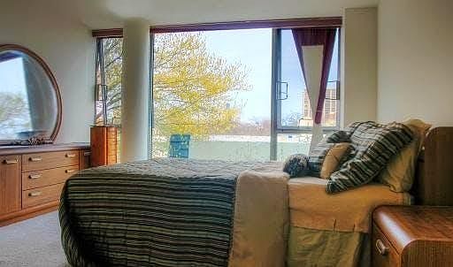 Large Bedroom ( can fit king size bed)