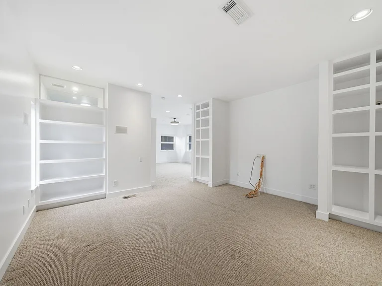 7002 Newcastle St — Photo 27