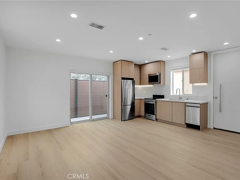 5224 1/2 Strohm Ave — Photo 3