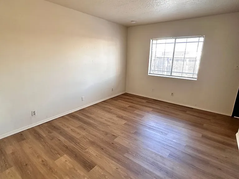 3618 Lafayette Drive Ne — Photo 5