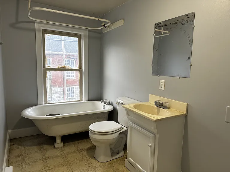 320 W Stephen St #B — Photo 8
