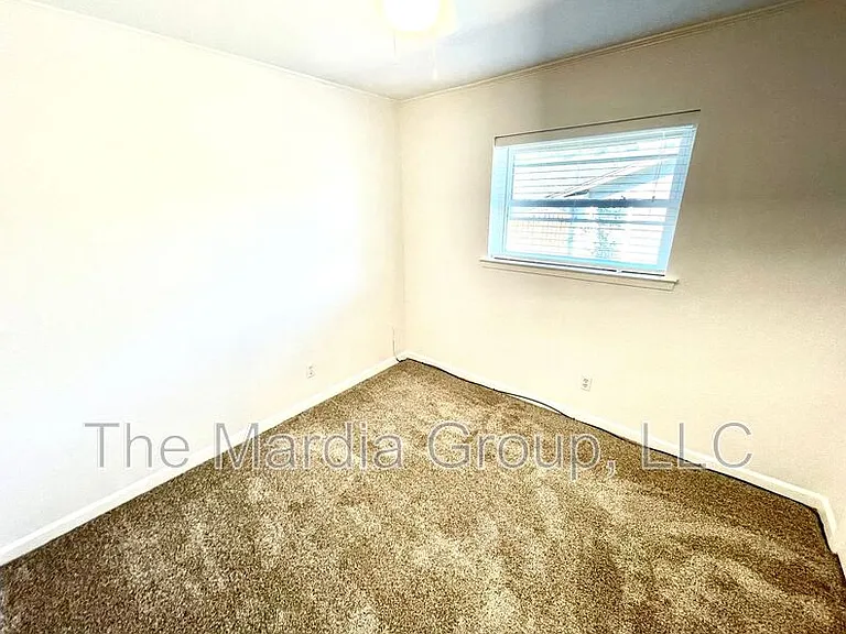 201 E Fuller Dr — Photo 10