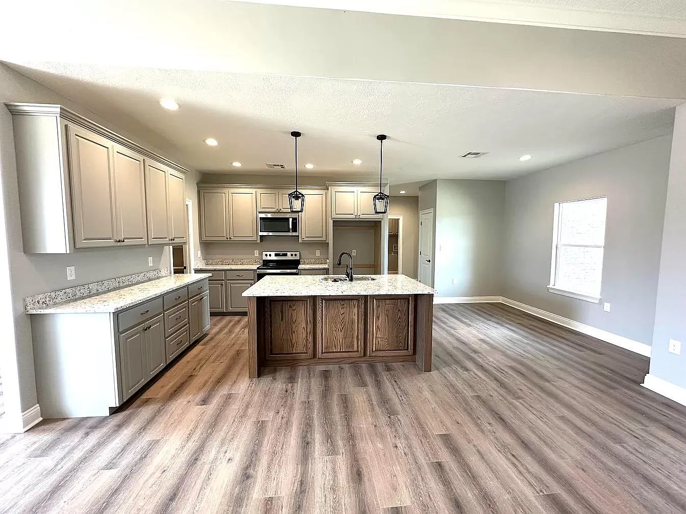 130 Liberty Dr — Photo 2