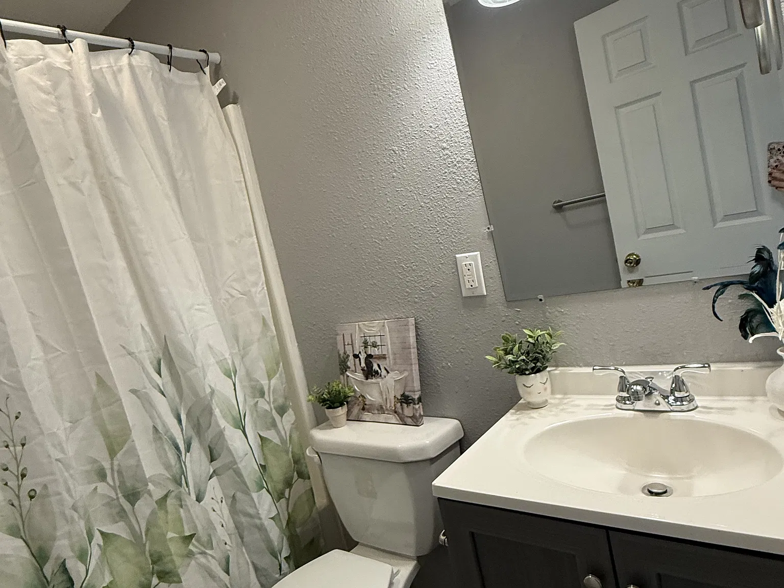 1433 E Walnut St — Photo 4