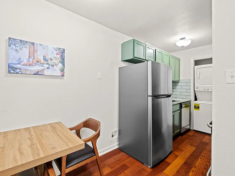 1110 W 22nd St #2 — Photo 7