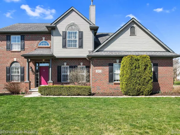 2052 Warbler Ct, Commerce Township, MI 48382