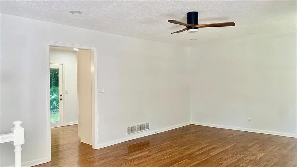 3 bed, 2.0 bath, 1296 sqft, $2,000 — Photo 2