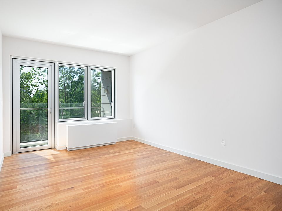 1st image of 31-43 Vernon Blvd #305