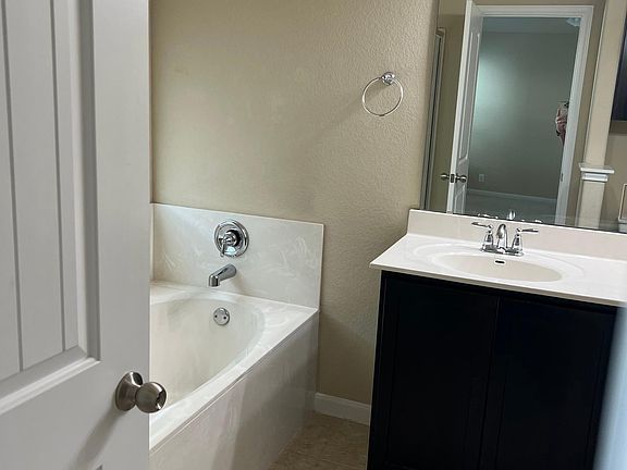 2nd image of 935 Alamo Plaza Dr