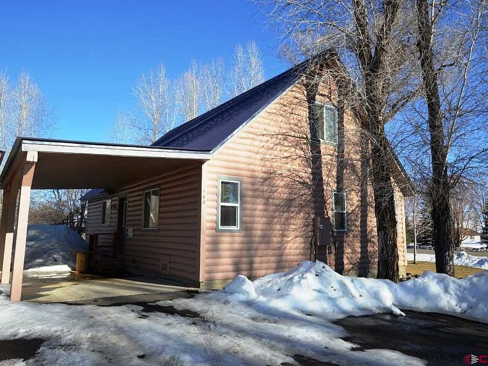1 car carport, 3 bed and 2 bath condo, great location, minutes to town.