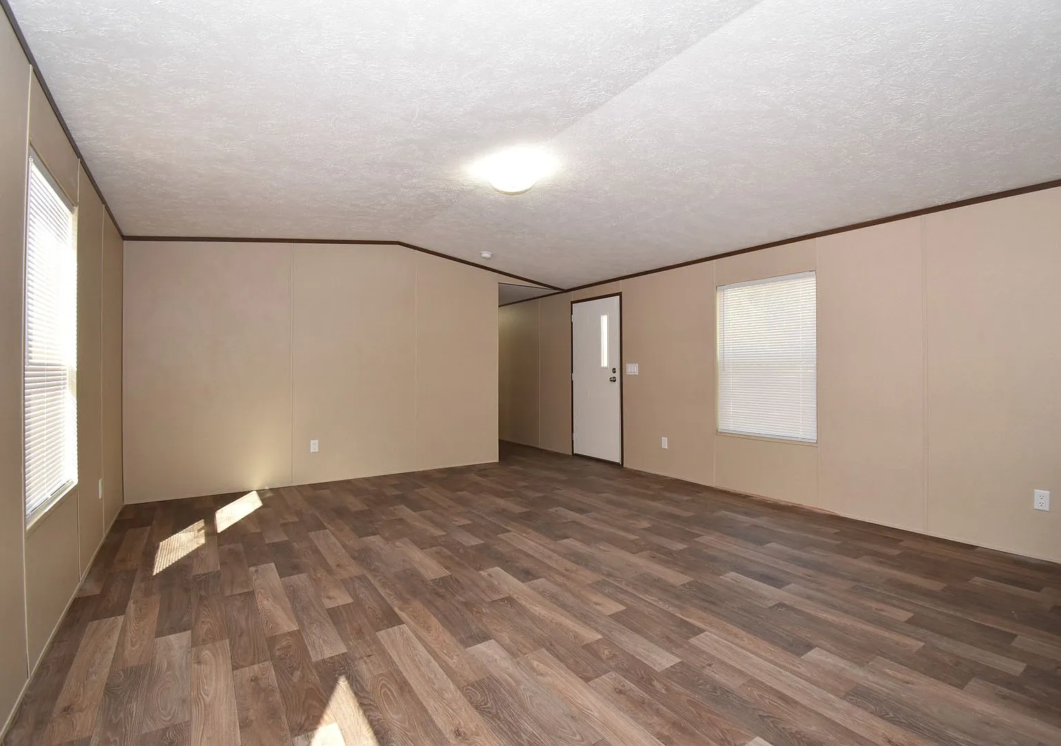 3 Bed, 2 Bath Mobile Home! — Photo 4