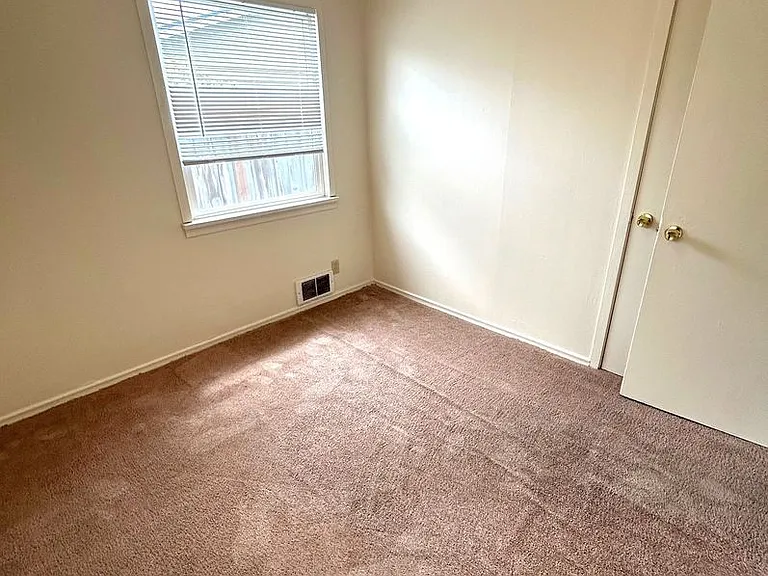939 Alder Ave — Photo 8
