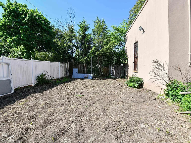 241 Maple St — Photo 30
