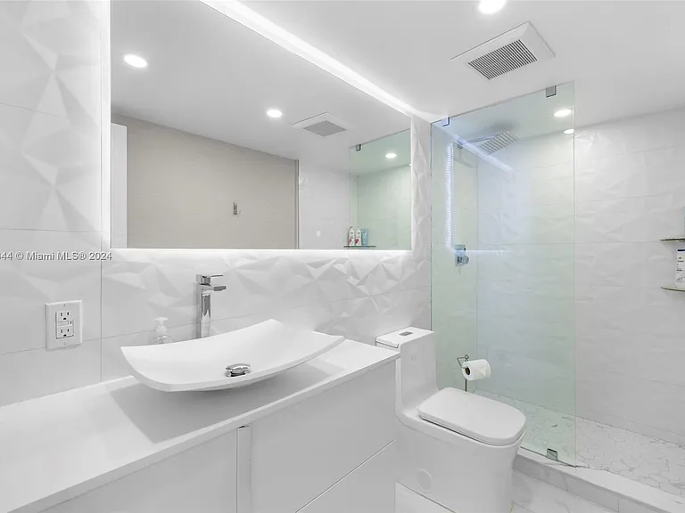 5151 Collins Ave #1527 — Photo 35