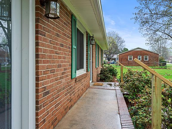 3rd image of 1140 Manorwood Dr