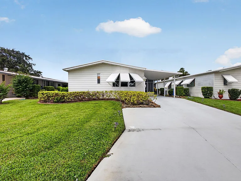 7640 SE Shenandoah Dr — Photo 2