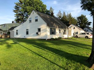 29 Daisy Ln, Levittown, NY 11756