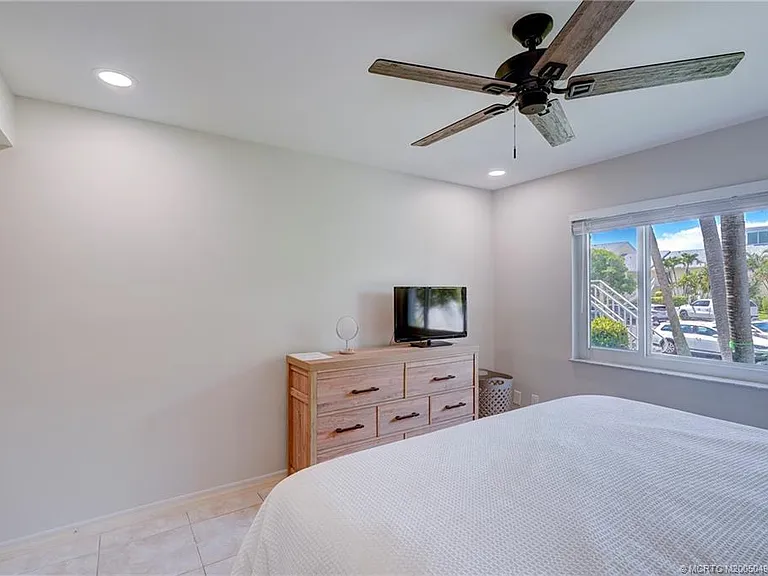 5539 NE Gulfstream Way — Photo 25