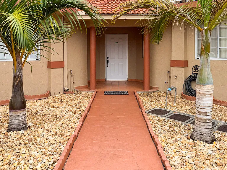 Front Entrance / Entrada