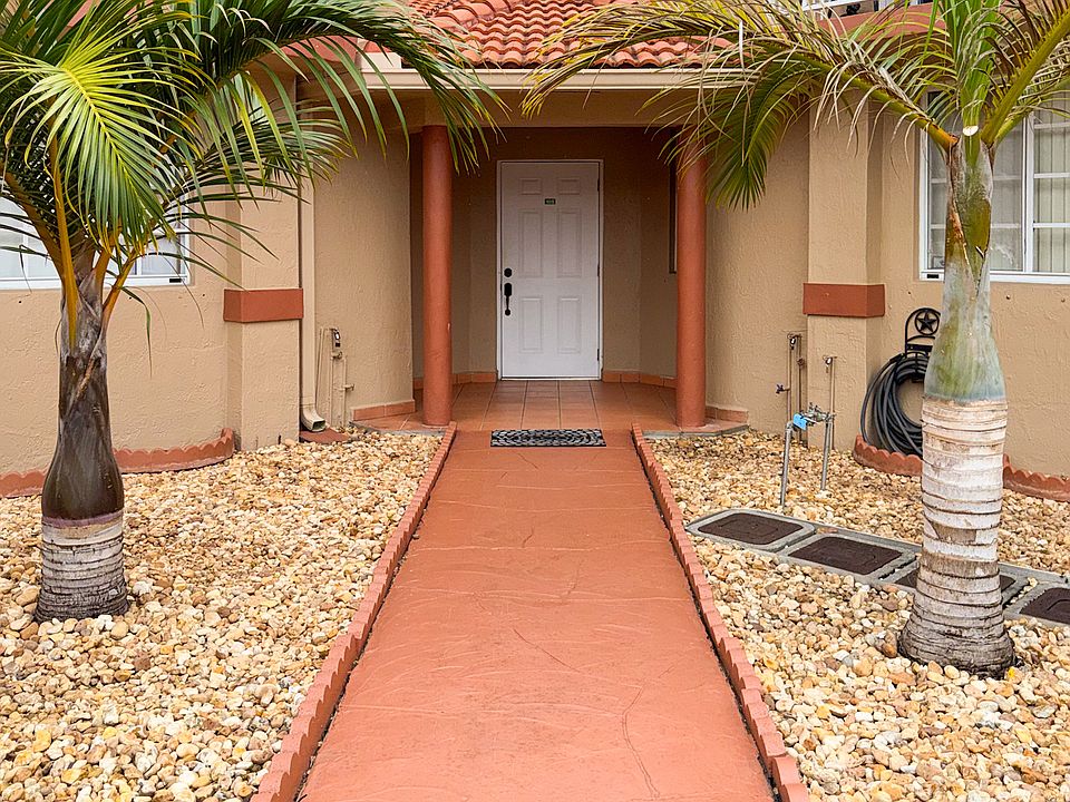 Front Entrance / Entrada
